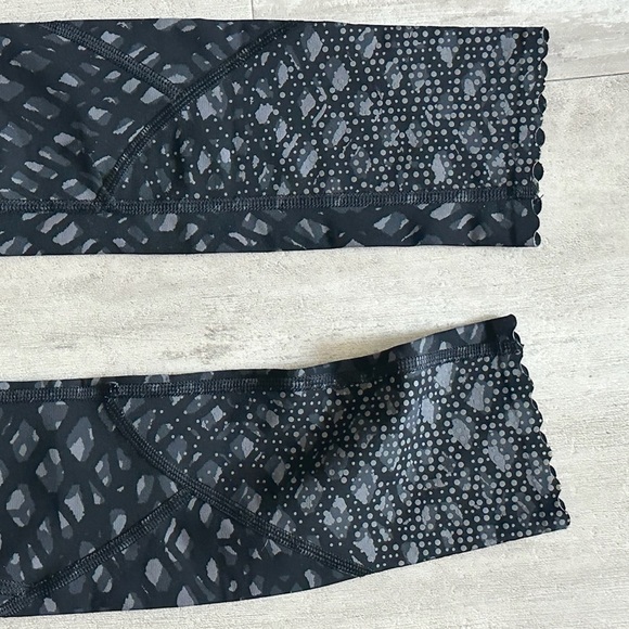 Lululemon leggings near new condition. Size 2 but will fit a 4 or slim 6 - Picture 3 of 6